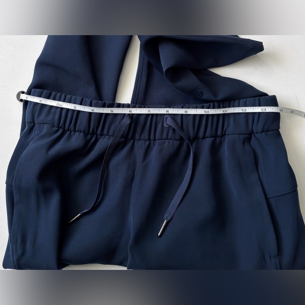 Lululemon On The Fly Crop 23" True Navy Sz 4 drawstring pocket travel W6AV6S - Picture 5 of 7